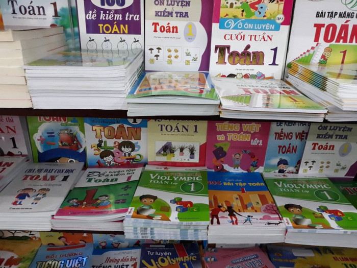 Bộ Giáo dục và Đào tạo vừa công bố quyết định phê duyệt danh mục sách giáo khoa lớp 1. Theo đó, 32 cuốn sách đã được bộ duyệt sử dụng cho chương trình giáo dục phổ thông mới. (Ảnh: VOV) Bộ Giáo dục và Đào tạo vừa công bố quyết định phê duyệt danh mục sách giáo khoa lớp 1. Theo đó, 32 cuốn sách đã được bộ duyệt sử dụng cho chương trình giáo dục phổ thông mới. (Ảnh: VOV)