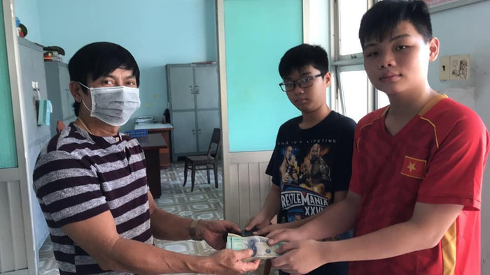 Số tiền và giấy tờ đã được trao tận tay người mất (Ảnh CTV). Số tiền và giấy tờ đã được trao tận tay người mất (Ảnh CTV).