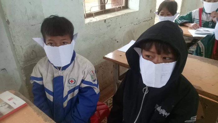 Giáo viên đang hướng dẫn học sinh cách đeo khẩu trang an toàn, có em xé giấy thực hành và đeo cho vui (Ảnh Báo người đưa tin) Giáo viên đang hướng dẫn học sinh cách đeo khẩu trang an toàn, có em xé giấy thực hành và đeo cho vui (Ảnh Báo người đưa tin)