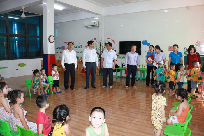 Ngành Giáo dục tỉnh Nghệ An trao quà hỗ trợ cho giáo viên ngoài công lập (Ảnh Sở Giáo dục cung cấp) Ngành Giáo dục tỉnh Nghệ An trao quà hỗ trợ cho giáo viên ngoài công lập (Ảnh Sở Giáo dục cung cấp)
