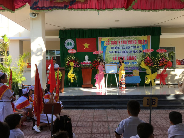 Đón bằng công nhận trường đạt chuẩn quốc gia mức độ 1 (Ảnh Phan Tuyết) Đón bằng công nhận trường đạt chuẩn quốc gia mức độ 1 (Ảnh Phan Tuyết)