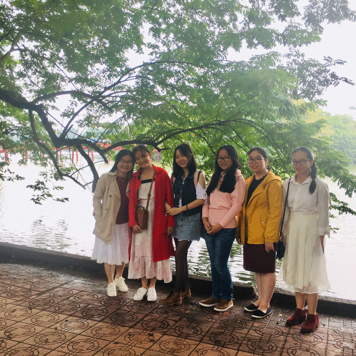 Lê Mỹ Hiền người đứng ngoài cùng bên trái (Ảnh nhà trường cung cấp). Lê Mỹ Hiền người đứng ngoài cùng bên trái (Ảnh nhà trường cung cấp).