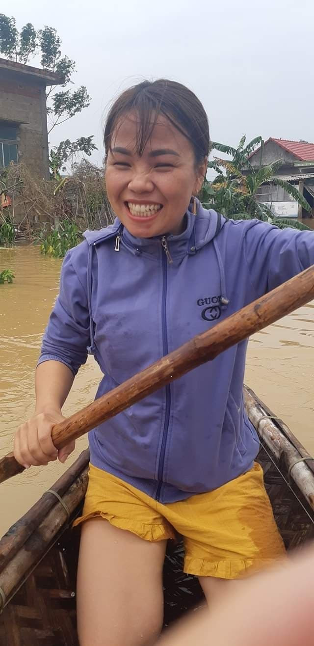 Một mình một ghe đi cứu trợ bà con (Ảnh: CTV) Một mình một ghe đi cứu trợ bà con (Ảnh: CTV)