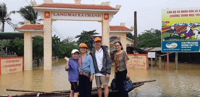 Chở nhà hảo tâm trao tận tay hàng cứu trợ cho người dân vùng lũ (Ảnh: CTV) Chở nhà hảo tâm trao tận tay hàng cứu trợ cho người dân vùng lũ (Ảnh: CTV)