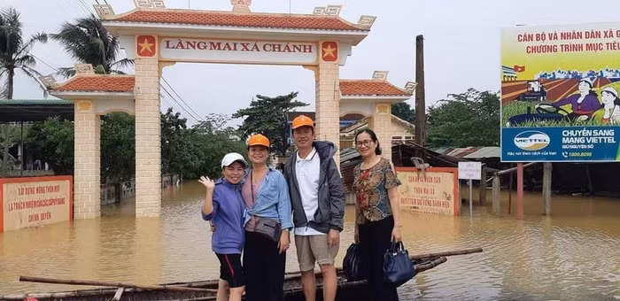 Chở nhà hảo tâm trao tận tay hàng cứu trợ cho người dân vùng lũ (Ảnh: CTV)