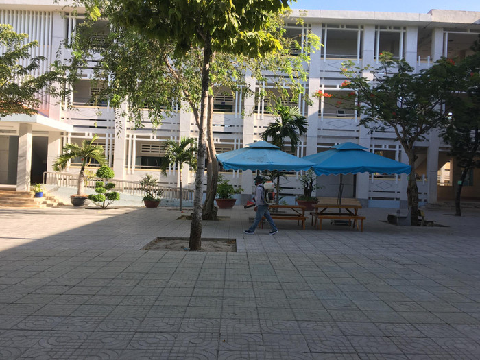 Thực hiện phun thuốc khử trùng cloramin B tại tất cả các trường học trong thị xã (Ảnh CTV). Thực hiện phun thuốc khử trùng cloramin B tại tất cả các trường học trong thị xã (Ảnh CTV).