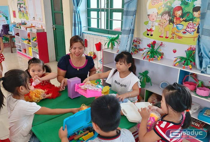 Nhiều giáo viên tại tỉnh Hải Dương gần 10 năm chưa nhận được tiền dạy trẻ khuyết tật hòa nhập (Ảnh chỉ mang tính chất minh họa, tác giả: Lã Tiến) Nhiều giáo viên tại tỉnh Hải Dương gần 10 năm chưa nhận được tiền dạy trẻ khuyết tật hòa nhập (Ảnh chỉ mang tính chất minh họa, tác giả: Lã Tiến)