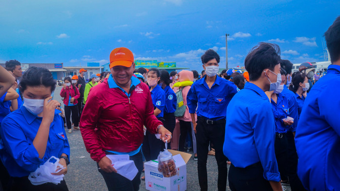 Đội tình nguyện tiếp sức mùa thi chờ đón học sinh ngay tại cảng (Ảnh CTV)