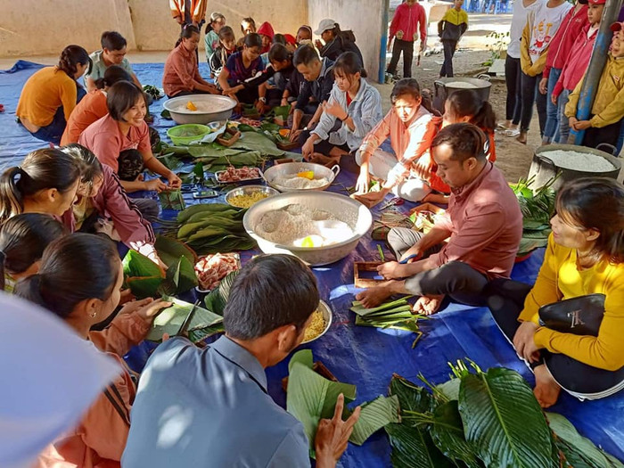 Những món quà Tết đầy nghĩa tình của nhà trường tặng học sinh nghèo ảnh 3 Những món quà Tết đầy nghĩa tình của nhà trường tặng học sinh nghèo ảnh 3