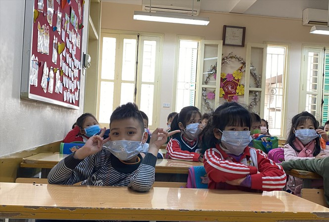 Học sinh và giáo viên đeo khẩu trang trong lớp học rất khó cho việc tương tác học tập (Học sinh Trường tiểu học Trần Quốc Toản, Hà Nội. Ảnh: Ng Hà Báo Tiền Phong)