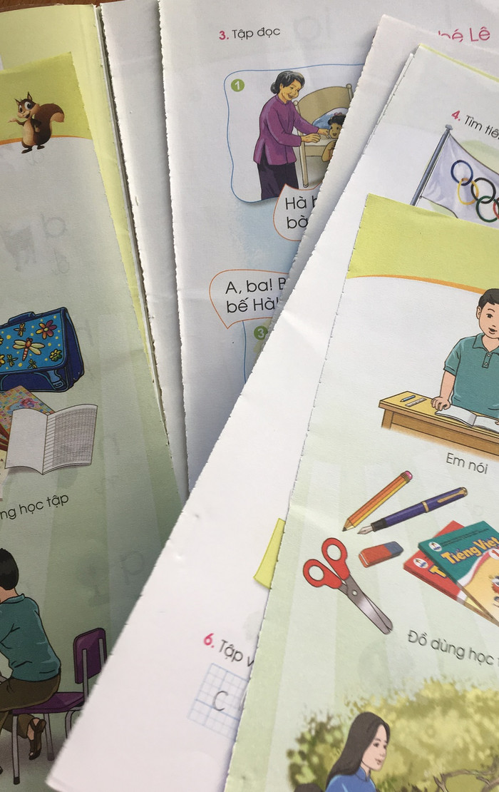 Sách chưa học một lần đã bong tróc thế này (Ảnh Phan Tuyết) Sách chưa học một lần đã bong tróc thế này (Ảnh Phan Tuyết)