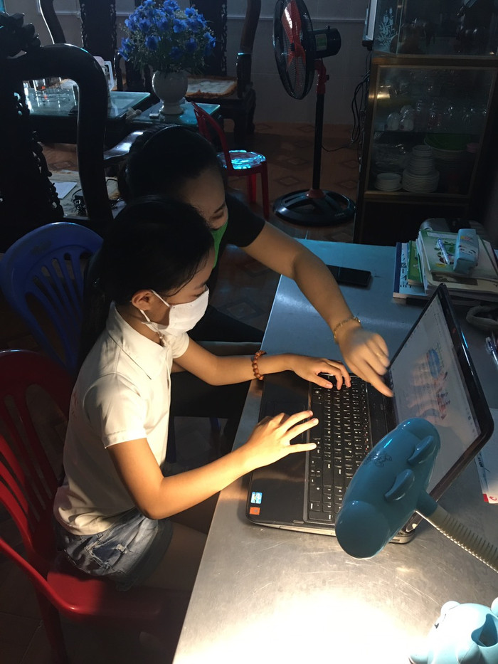 Giáo viên tin học đến tận nhà hướng dẫn học sinh cách sử dụng máy khi vào học trực tuyến (Ảnh nhà trường cung cấp). Giáo viên tin học đến tận nhà hướng dẫn học sinh cách sử dụng máy khi vào học trực tuyến (Ảnh nhà trường cung cấp).