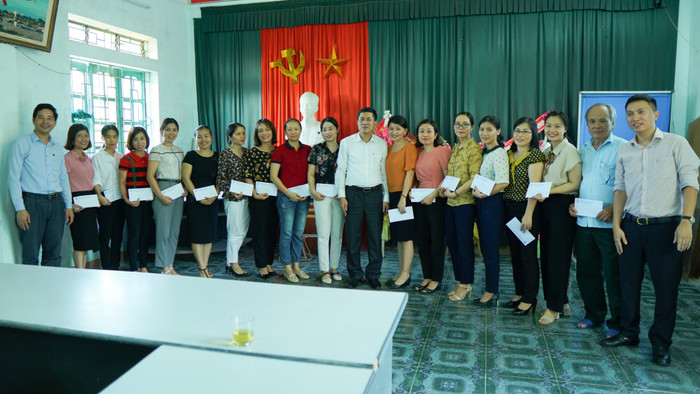 Lãnh đạo Sở Giáo dục và Đào tạo tỉnh Nghệ An trao quà cho các giáo viên, công nhân viên trường trung học phổ thông ngoài công lập (Ảnh công đoàn ngành cung cấp). Lãnh đạo Sở Giáo dục và Đào tạo tỉnh Nghệ An trao quà cho các giáo viên, công nhân viên trường trung học phổ thông ngoài công lập (Ảnh công đoàn ngành cung cấp).