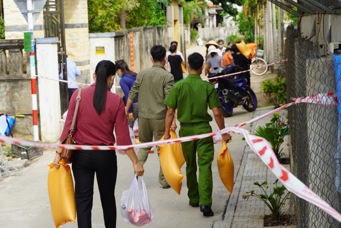 Nhu yếu phậm được trao tận tay người dân