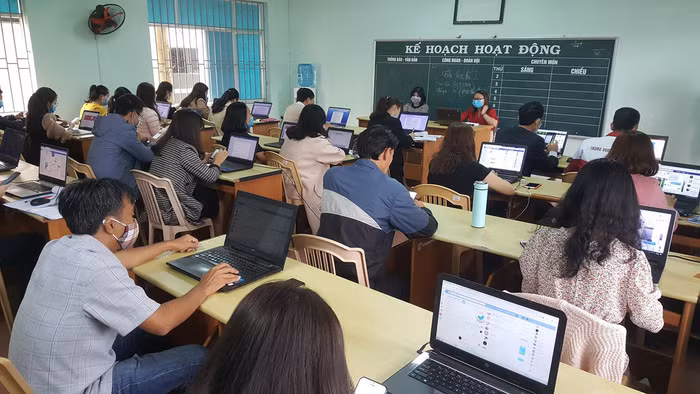 Trong thực tế thì không phải giáo viên nào cũng có đủ năng lực dạy trực tuyến (Ảnh Báo Giáo dục Việt Nam).