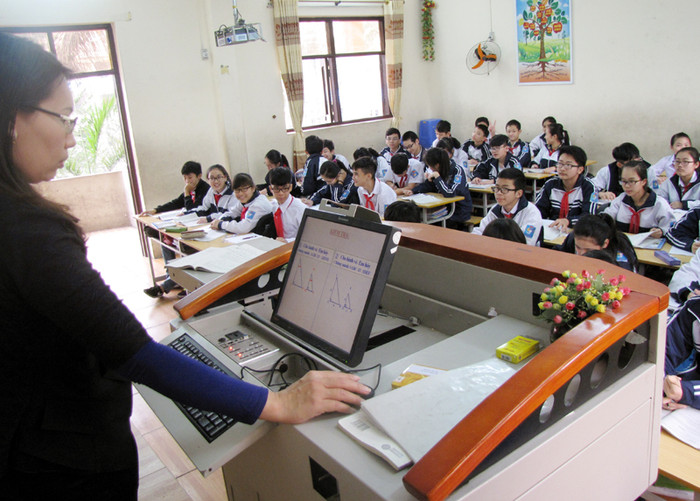 Hiện nhiều giáo viên lên lớp đã có giáo án trong máy tính (Ảnh: Báo Quảng Ninh)