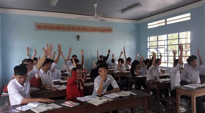 Thầy Dương Thy Phan cho biết, khi trực tiếp hỏi ai không thích đi học buổi 2, học sinh của thầy đã đồng loạt giơ tay như thế (Ảnh thầy Phan cung cấp) Thầy Dương Thy Phan cho biết, khi trực tiếp hỏi ai không thích đi học buổi 2, học sinh của thầy đã đồng loạt giơ tay như thế (Ảnh thầy Phan cung cấp)
