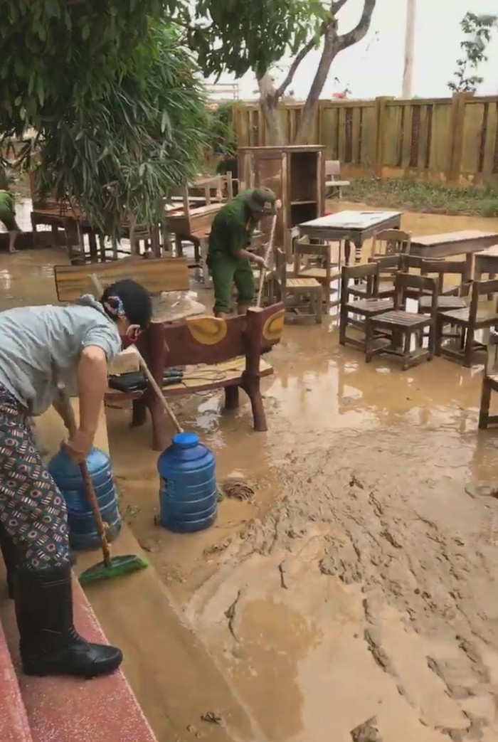 Giáo viên, dân quân dọn bùn đất (Ảnh: Nhà trường cung cấp) Giáo viên, dân quân dọn bùn đất (Ảnh: Nhà trường cung cấp)
