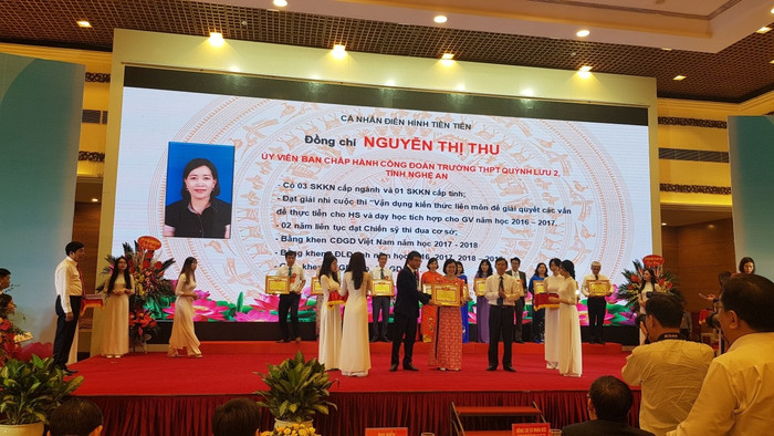 Cô Nguyễn Thị Thu nhận bằng khen của Công đoàn Giáo dục Việt Nam ở Hội nghị điển hình tiên tiến (Ảnh nhân vật cung cấp) Cô Nguyễn Thị Thu nhận bằng khen của Công đoàn Giáo dục Việt Nam ở Hội nghị điển hình tiên tiến (Ảnh nhân vật cung cấp)