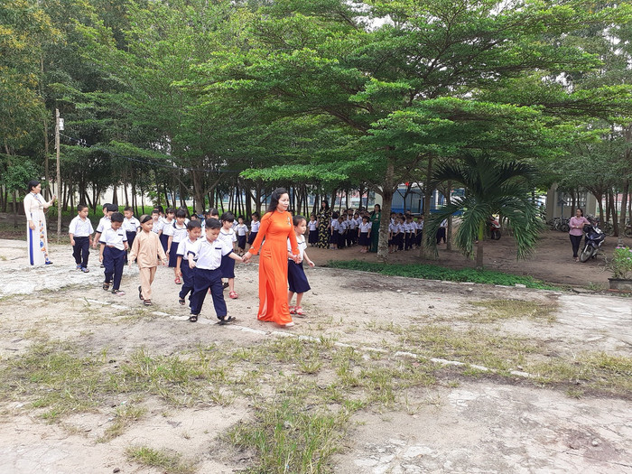 Đón học sinh lớp 1 trong lễ khai giảng năm 2019 (Ảnh Phan Tuyết)