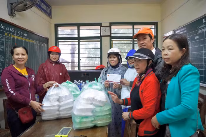 Ông Bùi Mạnh Dũng cùng giáo viên đến thăm và ủng hộ các điểm trường vùng lũ (Ảnh CTV)