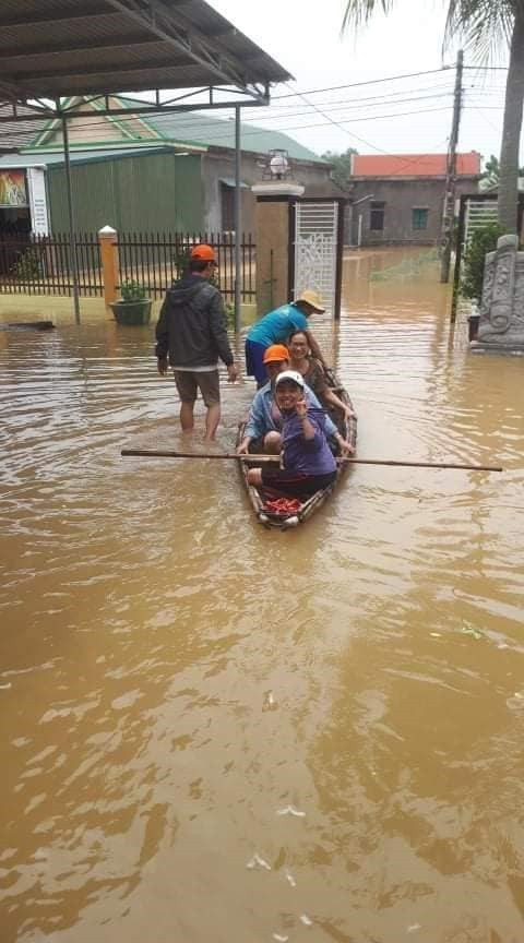 Chiếc đò chở bà con mùa mưa lũ nay đã bị thủng mất rồi (Ảnh nhân vật cung cấp) Chiếc đò chở bà con mùa mưa lũ nay đã bị thủng mất rồi (Ảnh nhân vật cung cấp)