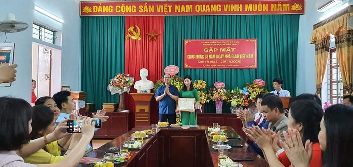 Đại diện chính quyền huyện Kỳ Sơn, trao bằng khen của Bộ Giáo dục và Đào tạo cho cô giáo Hà (Ảnh nhà trường) Đại diện chính quyền huyện Kỳ Sơn, trao bằng khen của Bộ Giáo dục và Đào tạo cho cô giáo Hà (Ảnh nhà trường)