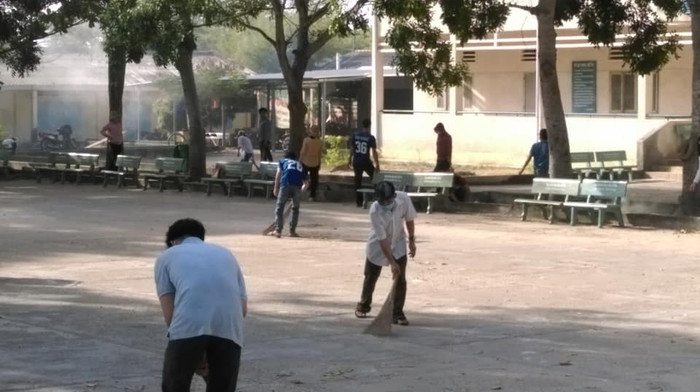 Giáo viên Trường Trung học cơ sở Tân Hải thị xã La Gi đang dọn dẹp, vệ sinh trường lớp (Ảnh CTV) Giáo viên Trường Trung học cơ sở Tân Hải thị xã La Gi đang dọn dẹp, vệ sinh trường lớp (Ảnh CTV)