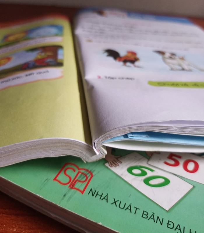 Khó khăn khi phải học sách đóng lại (Ảnh Phan Tuyết) Khó khăn khi phải học sách đóng lại (Ảnh Phan Tuyết)