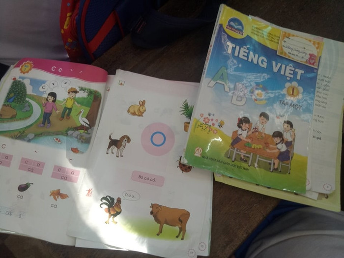 Một lớp học hàng chục học sinh sách đều bị rách (Ảnh Phan Tuyết)