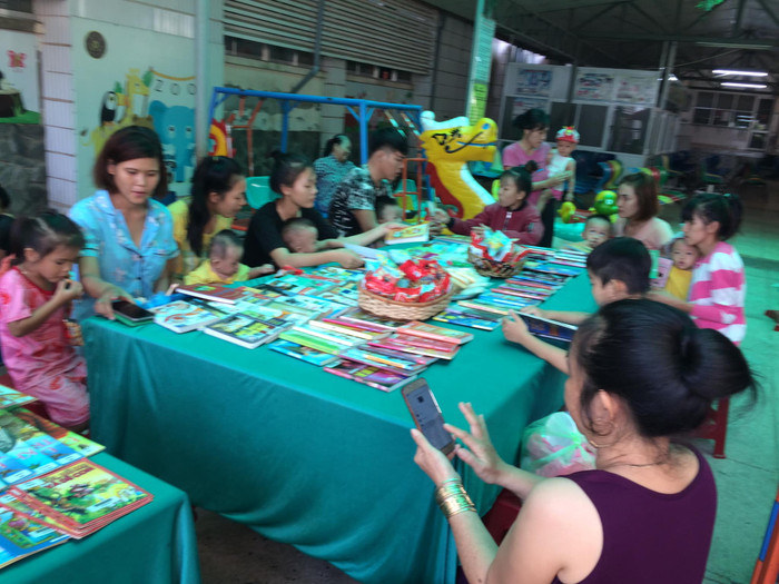 Rất đông bệnh nhân đến thư viện lưu động (CTV) Rất đông bệnh nhân đến thư viện lưu động (CTV)