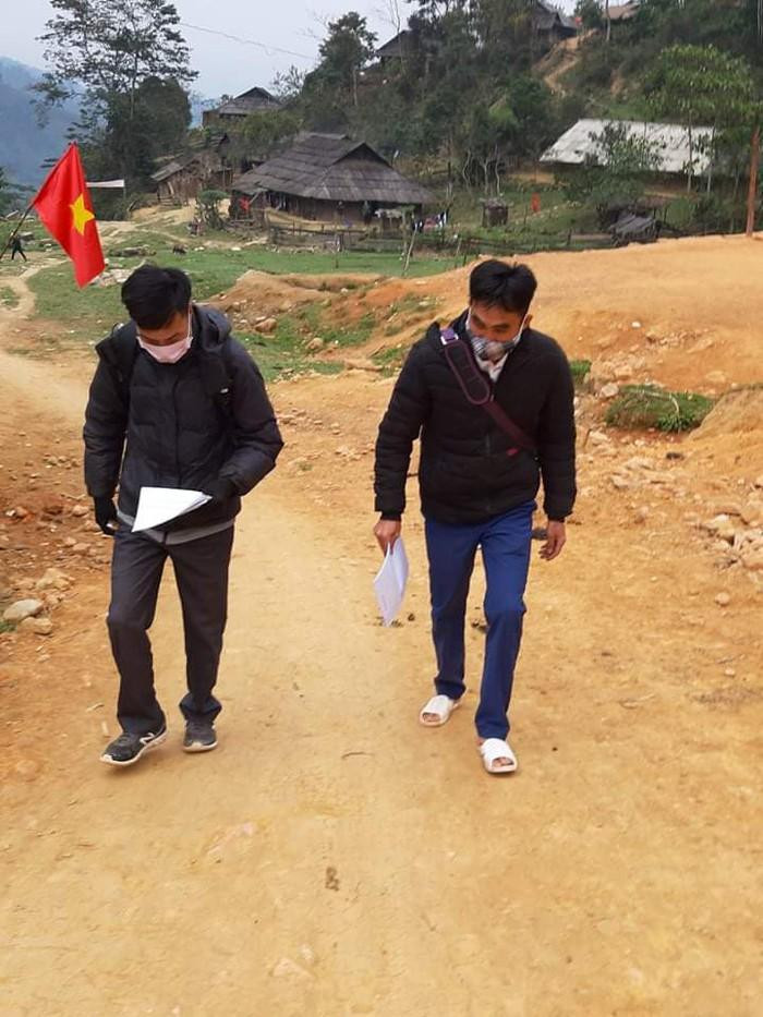 Giáo viên huyện Tương Dương lên tận bản đưa đề ôn tập cho học sinh (Ảnh CTV) Giáo viên huyện Tương Dương lên tận bản đưa đề ôn tập cho học sinh (Ảnh CTV)