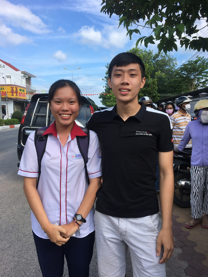 Khánh Đoan chia sẻ niềm vui cùng anh trai (Ảnh Phan Tuyết)