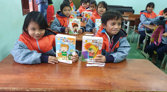 Niềm vui của học sinh khi được nhận sách (Ảnh: CTV)