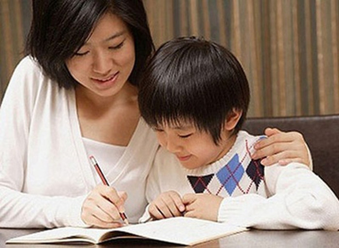 Con nghỉ học dài ngày, cha mẹ cần hỗ trợ các con trong học tập (Ảnh minh họa: Báo giaoduc.net) Con nghỉ học dài ngày, cha mẹ cần hỗ trợ các con trong học tập (Ảnh minh họa: Báo giaoduc.net)