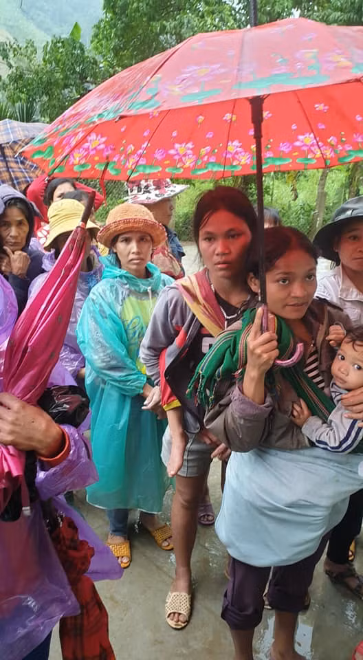 Không chỉ học sinh, người dân cũng được nhận quà (Ảnh: CTV) Không chỉ học sinh, người dân cũng được nhận quà (Ảnh: CTV)