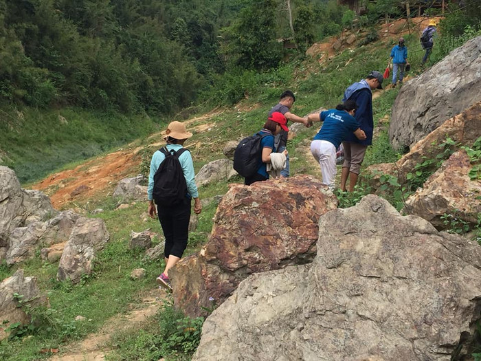 Đoàn Dự án Sách hay đang đi bộ lên đến điểm trường xa nhất của huyện Tương Dương (Ảnh: Dự án Sách hay cung cấp) Đoàn Dự án Sách hay đang đi bộ lên đến điểm trường xa nhất của huyện Tương Dương (Ảnh: Dự án Sách hay cung cấp)