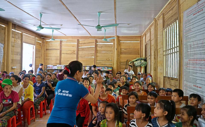 Những người dân, những đứa trẻ háo hức trong buổi giao lưu ((Ảnh: Dự án Sách hay cung cấp) Những người dân, những đứa trẻ háo hức trong buổi giao lưu ((Ảnh: Dự án Sách hay cung cấp)