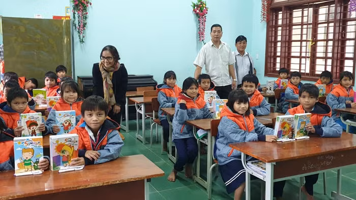 Niềm vui của học sinh khi được nhận sách (Ảnh: CTV) Niềm vui của học sinh khi được nhận sách (Ảnh: CTV)