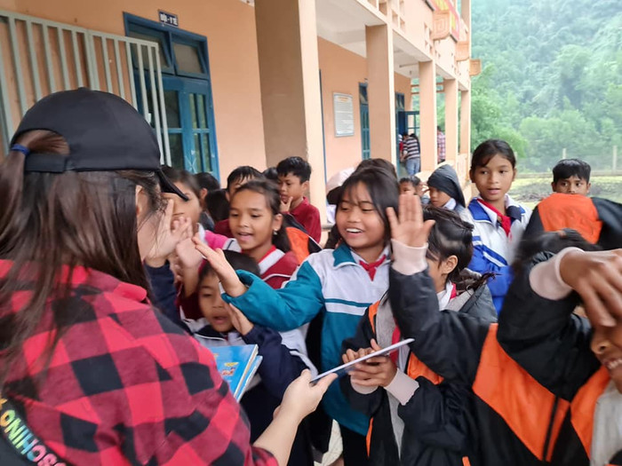 Học sinh ở Đắk Rông được nhận quà (Ảnh: CTV)