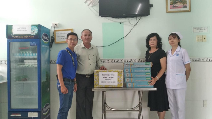 Đọc truyện còn được tặng quà (Ảnh CTV) Đọc truyện còn được tặng quà (Ảnh CTV)