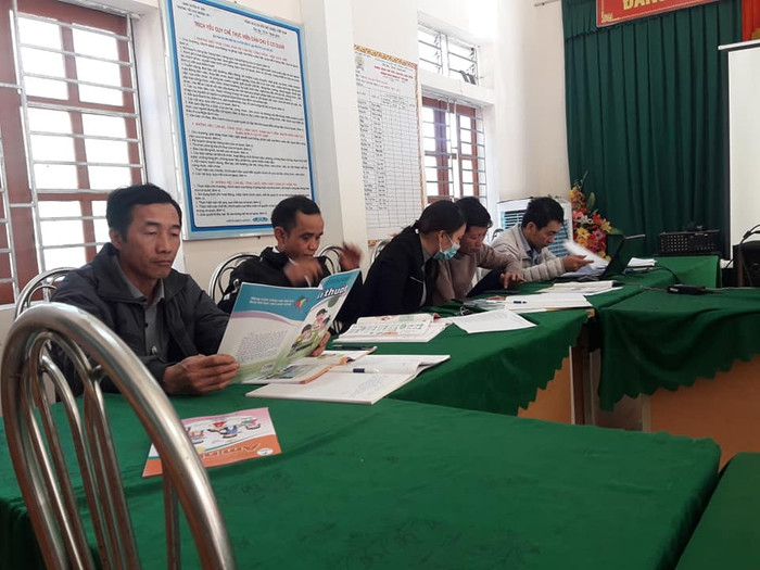 Giáo viên trường Mường Típ 1 huyện Kỳ Sơn đang đọc sách giáo khoa lớp 1 để bình chọn (Ảnh CTV) Giáo viên trường Mường Típ 1 huyện Kỳ Sơn đang đọc sách giáo khoa lớp 1 để bình chọn (Ảnh CTV)