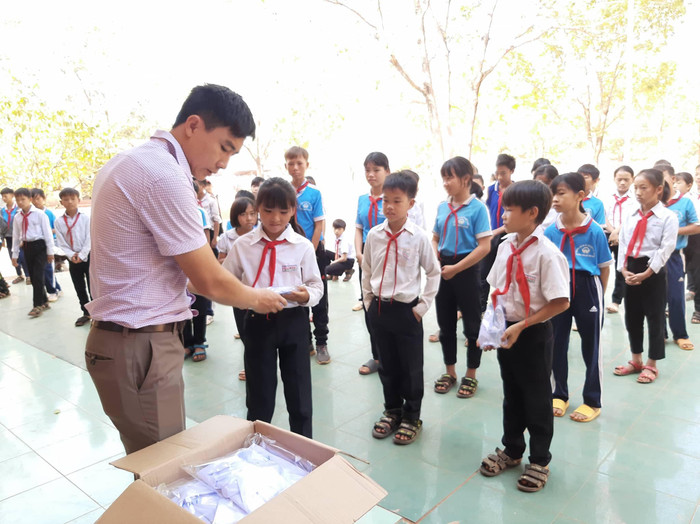 Học sinh được tặng áo trong chương trình "Áo trắng đến trường, tặng em ngày Tết " của Đoàn xã CưKbang (Ảnh CTV). Học sinh được tặng áo trong chương trình "Áo trắng đến trường, tặng em ngày Tết " của Đoàn xã CưKbang (Ảnh CTV).