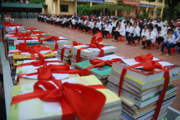 Hàng vạn cuốn sách được bọc cẩn thận đến tay học sinh vùng nông thôn ngay trong lễ tổng kết năm học thật sự vô cùng ý nghĩa (Ảnh Báo Đời sống&Pháp luật) Hàng vạn cuốn sách được bọc cẩn thận đến tay học sinh vùng nông thôn ngay trong lễ tổng kết năm học thật sự vô cùng ý nghĩa (Ảnh Báo Đời sống&Pháp luật)