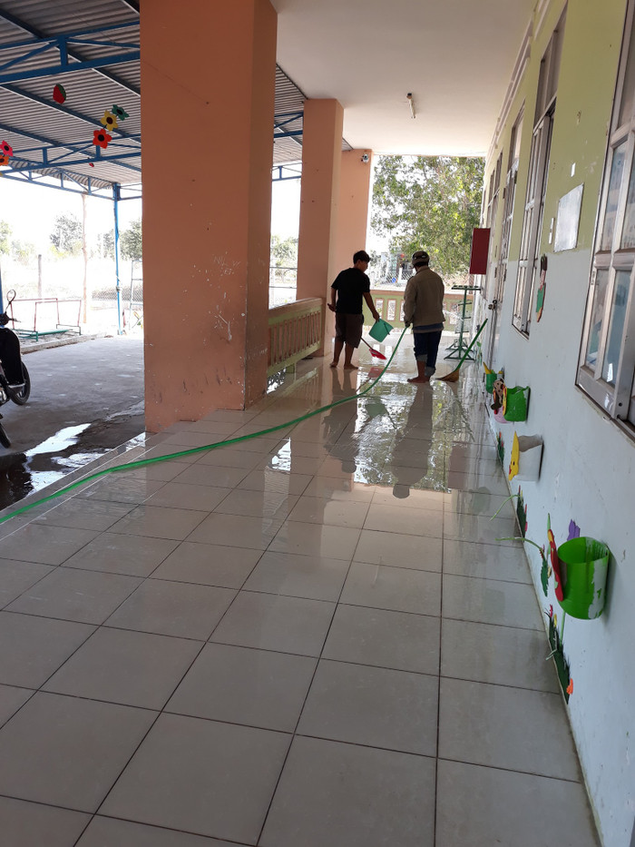 Giáo viên Trường Mẫu giáo Tân Phước đang tổng dọn vệ sinh (Ảnh CTV). Giáo viên Trường Mẫu giáo Tân Phước đang tổng dọn vệ sinh (Ảnh CTV).