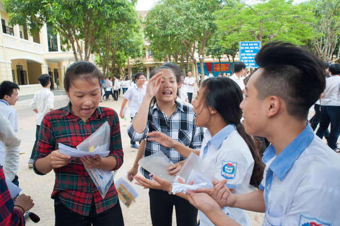 Học sinh vui mừng sau giờ thi (Ảnh: Sở Giáo dục và Đào tạo tỉnh Nghệ An)