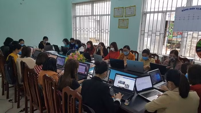 Giáo viên dạy trực tuyến (Ảnh CTV)