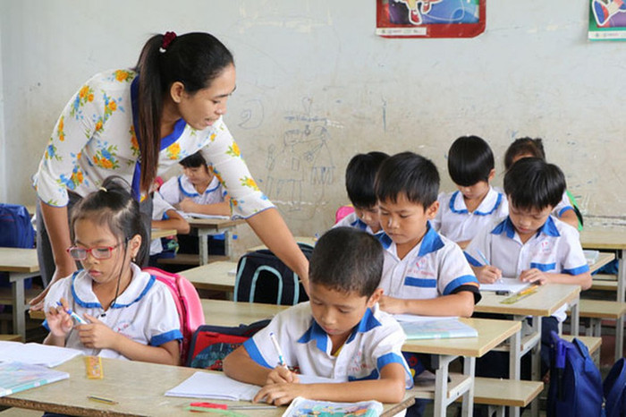 Giáo viên tiểu học hiện đang phải dạy khá nhiều môn học trong trường (Ảnh minh họa: VTV) Giáo viên tiểu học hiện đang phải dạy khá nhiều môn học trong trường (Ảnh minh họa: VTV)