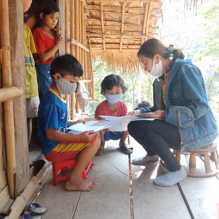 Giáo viên Trường Tiểu học Hữu Khuông đang giảng bài cho học sinh (Ảnh Phòng Giáo dục Tương Dương cung cấp) Giáo viên Trường Tiểu học Hữu Khuông đang giảng bài cho học sinh (Ảnh Phòng Giáo dục Tương Dương cung cấp)