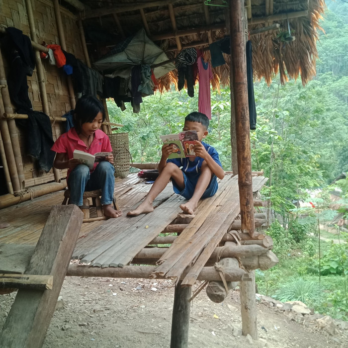 Học sinh Trường Tiểu học Hữu Khuông đang đọc sách truyện mà các thầy cô mang tới (Ảnh do Phòng Giáo dục huyện Tương Dương cung cấp). Học sinh Trường Tiểu học Hữu Khuông đang đọc sách truyện mà các thầy cô mang tới (Ảnh do Phòng Giáo dục huyện Tương Dương cung cấp).